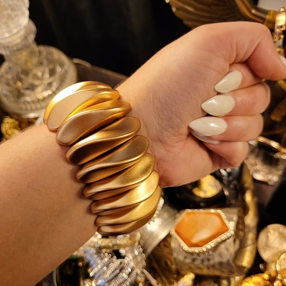 Vintage Jewelry - VINTAGE CHUNKY WAVED LARGE BEAD MATTE GOLD STRETCH BRACELET